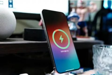 綦江苹果15换屏服务分享用什么充电器给iPhone15充电更好 